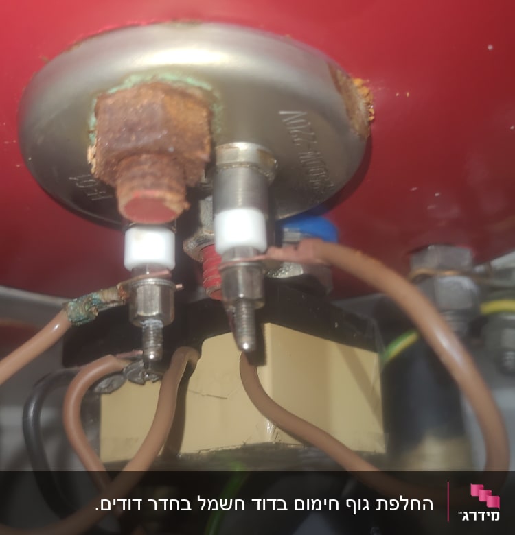 חיבורים חשמליים לדוד שמש עם חלודה